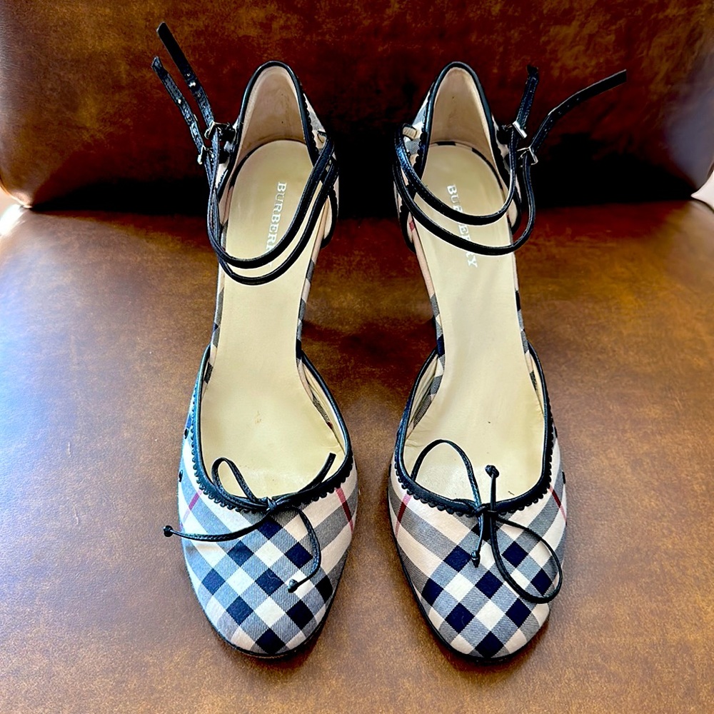 Size 40.5 Burberry classic print heels